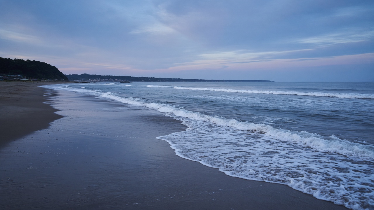 夜明け前の砂浜と寄せる白波。いまの海と、この先のうねりが同じ画面に見える