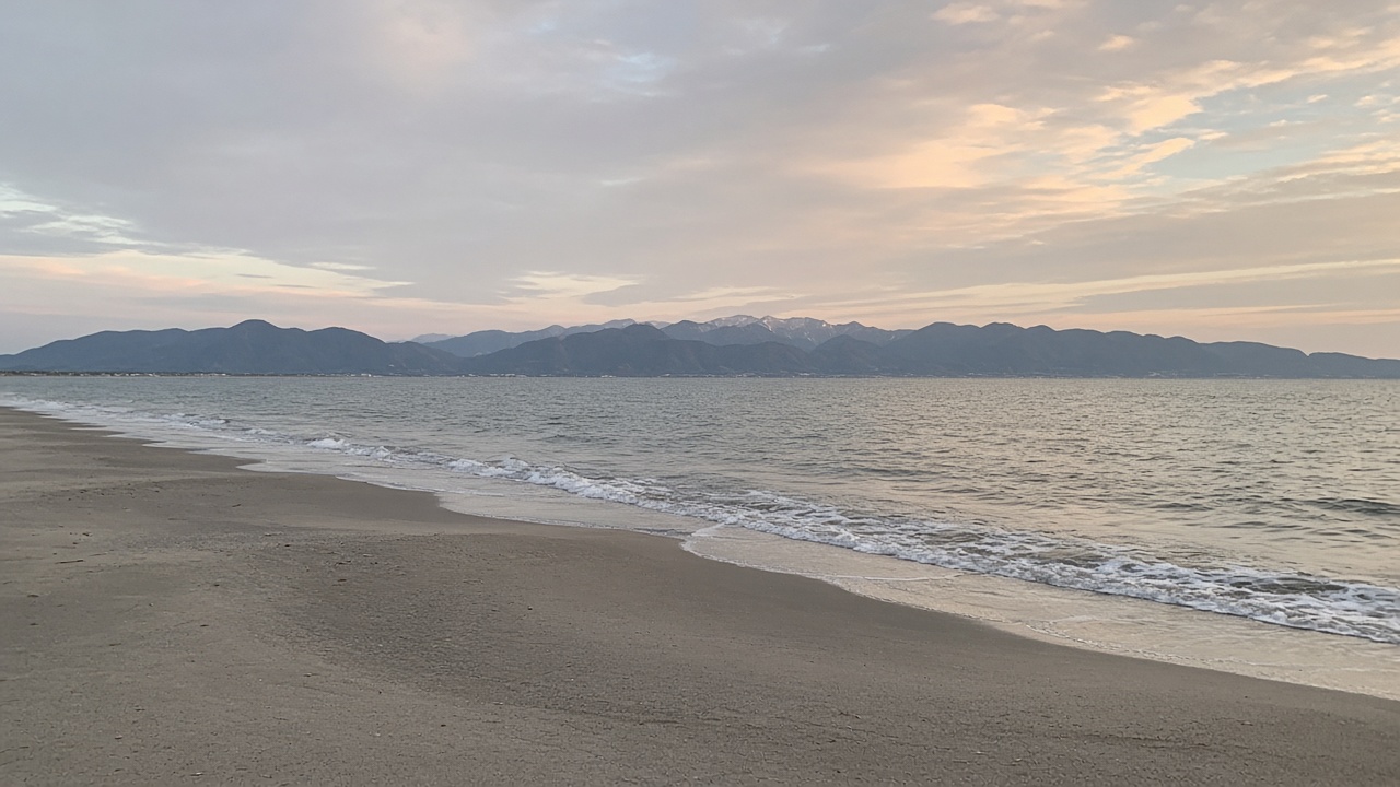 山を背にした、日本海の砂浜。