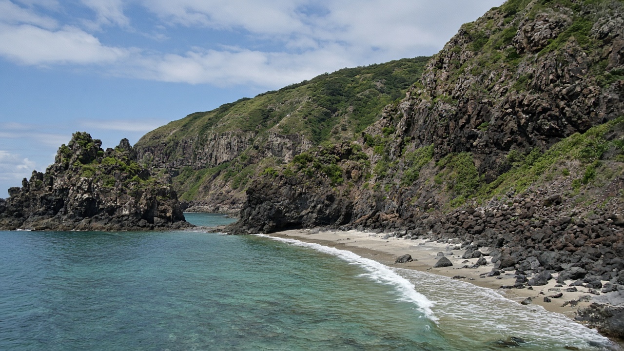岩場に抱かれた、小さな砂浜。