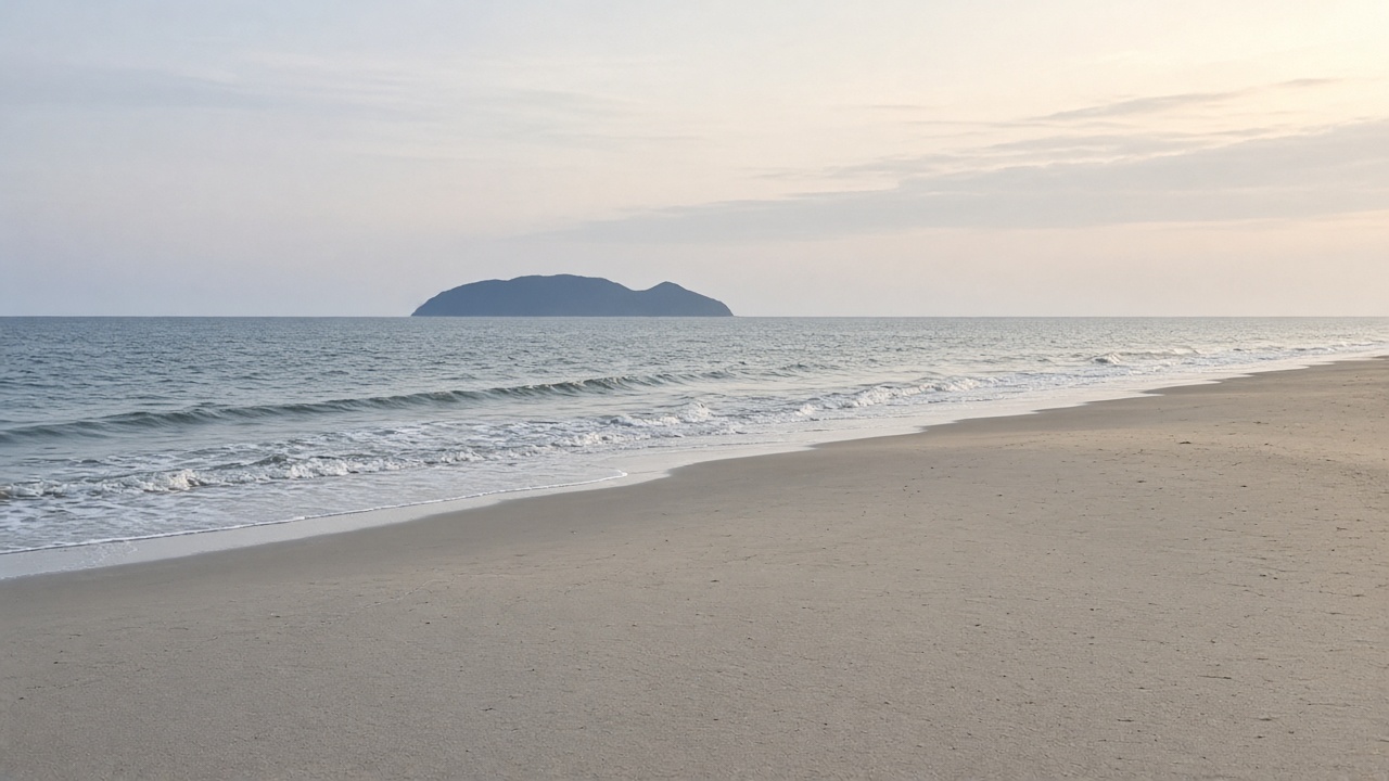 砂浜の向こうに、島が浮かぶ。