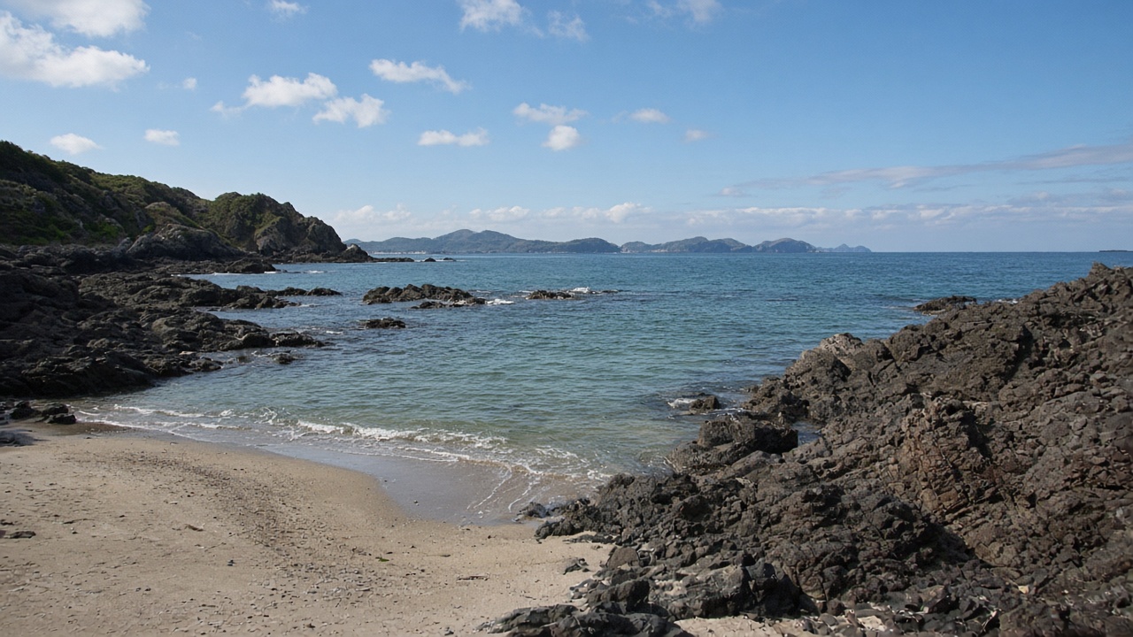 岩場の脇に開いた、玄界灘の砂浜。